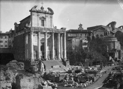 Rome (Latium), sur le Forum Romanum, temple d’Antonin et de Faustine