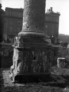 Rome (Latium). Base de la colonne Trajane