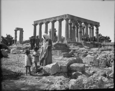 <bdi class="metadata-value">Femme et enfants d’Égine, groupe de touristes devant le temple d’Aphaïa</bdi>