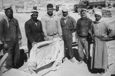 Palmyre/Tadmor, sanctuaire de Baalshamîn. Photographie d'ambiance des ouvriers devant le linteau aux aigles