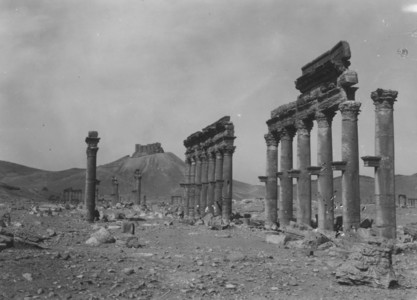 Palmyre/Tadmor, façade du temple funéraire. Colonnes de la Grande Colonnade au premier plan; château arabe à l'arrière plan