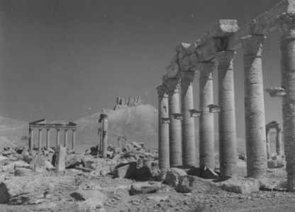 Palmyre/Tadmor, façade du temple funéraire. Colonnes de la Grande Colonnade au premier plan; château arabe à l'arrière plan