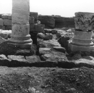 Palmyre/Tadmor , sanctuaire de Baalshamîn. Fondations de mur sous la grande cour
