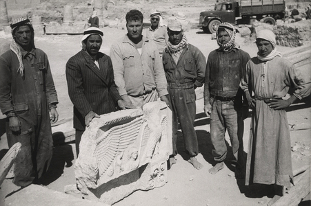 Palmyre/Tadmor, sanctuaire de Baalshamîn. Photographie d'ambiance avec les ouvriers devant le linteau aux aigles
