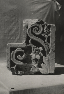 Palmyre/Tadmor , sanctuaire de Baalshamîn. Fragment de merlon décoré
