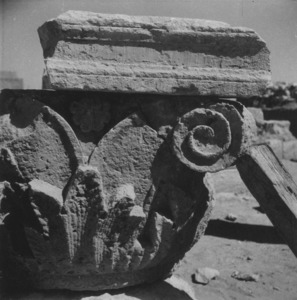 Palmyre/Tadmor , sanctuaire de Baalshamîn. Chapiteau hétérodoxe en pierre tendre (grande cour)