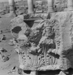 Palmyre/Tadmor , sanctuaire de Baalshamîn. Petit chapiteau historié