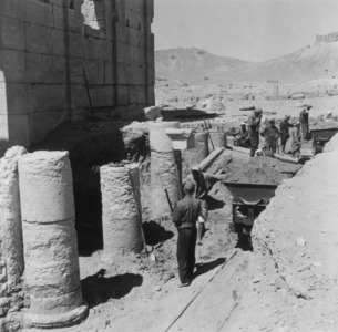 Palmyre/Tadmor, Sanctuaire de Baalshamîn. Dégagement du portique T 2