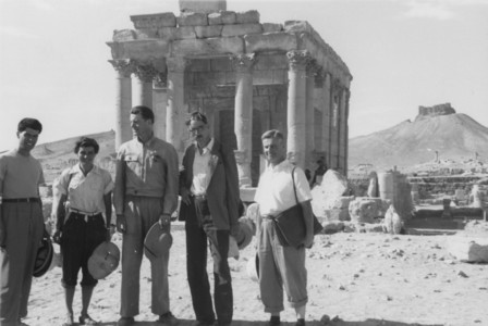 Palmyre/Tadmor, sanctuaire de Baalshamîn. Photographie d'ambiance de l'équipe devant le temple