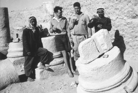 Palmyre/Tadmor, sanctuaire de Baalshamîn. Photographie d'ambiance avec des fouilleurs et Rudolf Fellmann au centre