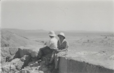 Palmyre/Tadmor, sanctuaire de Baalshamîn. Photographie d'ambiance avec, de gauche à droite, Paul Collart et Madeleine Collart