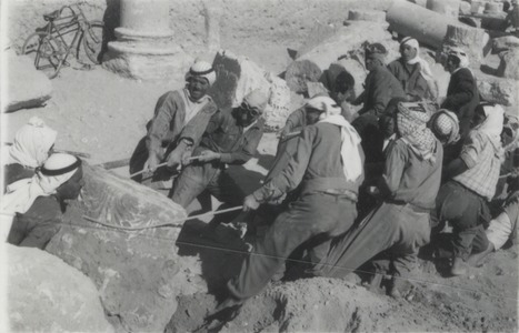 Palmyre/Tadmor, sanctuaire de Baalshamîn. Photographie d'ambiance avec des ouvriers au travail