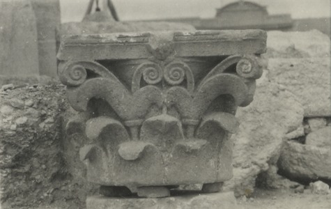 Palmyre/Tadmor, sanctuaire de Baalshamîn. Chapiteau de colonne épannelé, type B (cour du temple)