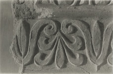 Palmyre/Tadmor, sanctuaire de Baalshamîn. Détail d'un fragment de corniche de type A