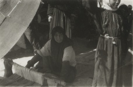 Palmyre/Tadmor, vallée des tombeaux. Photographie d'ambiance avec femme locale occupée à tisser