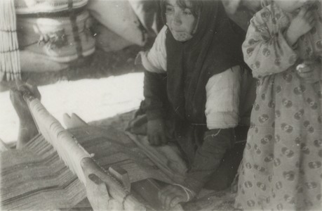 Palmyre/Tadmor, vallée des tombeaux. Photographie d'ambiance avec une femme locale occupée à tisser