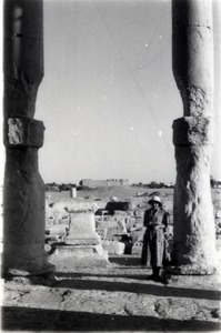 Palmyre/Tadmor, sanctuaire de Baalshamîn. Photographie d'ambiance avec Mme Fellmann à côté de l'autel devant le temple (6 février 115)