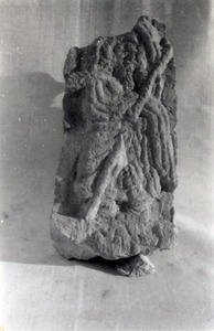 Palmyre/Tadmor, sanctuaire de Baalshamîn. Fragment de bloc avec la déesse Bêlti en bas-relief et une inscription