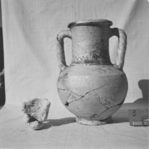 Palmyre/Tadmor, sanctuaire de Baalshamîn, fragment d'un pied de vase et cruche à deux anses torsadées provenant du loculus 5