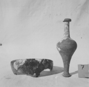 Palmyre/Tadmor, sanctuaire de Baalshamîn, Fragment d'un bol hémisphérique et vase en céramique provenant du loculus 7