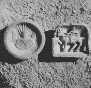Palmyre/Tadmor, sanctuaire de Baalshamîn, deux bols à relief provenant du loculus 1 et du loculus 14