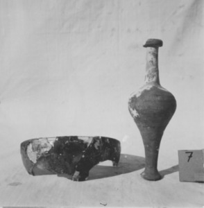 Palmyre/Tadmor, sanctuaire de Baalshamîn, fragment de bol hémisphérique et vase provenant du loculus 7