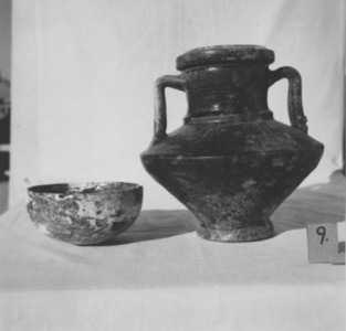Palmyre/Tadmor, sanctuaire de Baalshamîn, bol hémisphérique et vase à deux anses provenant du loculus 9