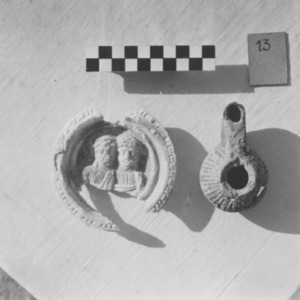 Palmyre/Tadmor, sanctuaire de Baalshamîn, bol à relief et lampe à huile provenant du loculus 13