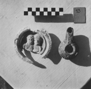 Palmyre/Tadmor, sanctuaire de Baalshamîn, bol à relief et lampe à huile provenant du loculus 13