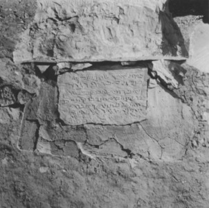 Palmyre/Tadmor, sanctuaire de Baalshamîn, bloc et cadre en stuc inscrit
