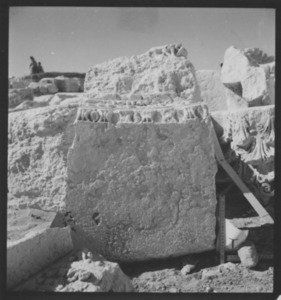 Palmyre/Tadmor, sanctuaire de Baalshamîn, fragment de corniche incurvée du thalamos