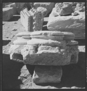 Palmyre/Tadmor, sanctuaire de Baalshamîn, base de colonne trilobée (bloc 10)