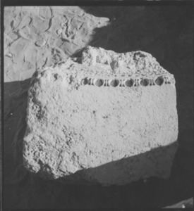 Palmyre/Tadmor, sanctuaire de Baalshamîn, fragment de corniche incurvée