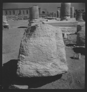 Palmyre/Tadmor, sanctuaire de Baalshamîn, Socle de la colonne trilobée gauche du thalamos