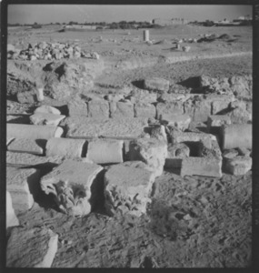 Palmyre/Tadmor, sanctuaire de Baalshamîn, blocs de la grande cour, vue nord-ouest