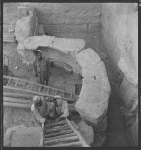Palmyre/Tadmor, sanctuaire de Baalshamîn, assemblage de l'entablement du thalamos