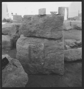 Palmyre/Tadmor, sanctuaire de Baalshamîn, base moulurée et socle de la colonne latérale