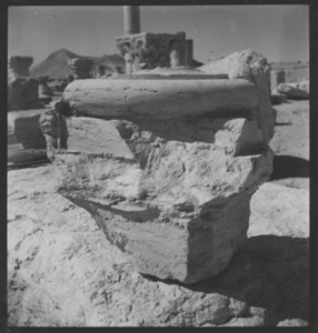 Palmyre/Tadmor, sanctuaire de Baalshamîn, fragment de base  mouluré